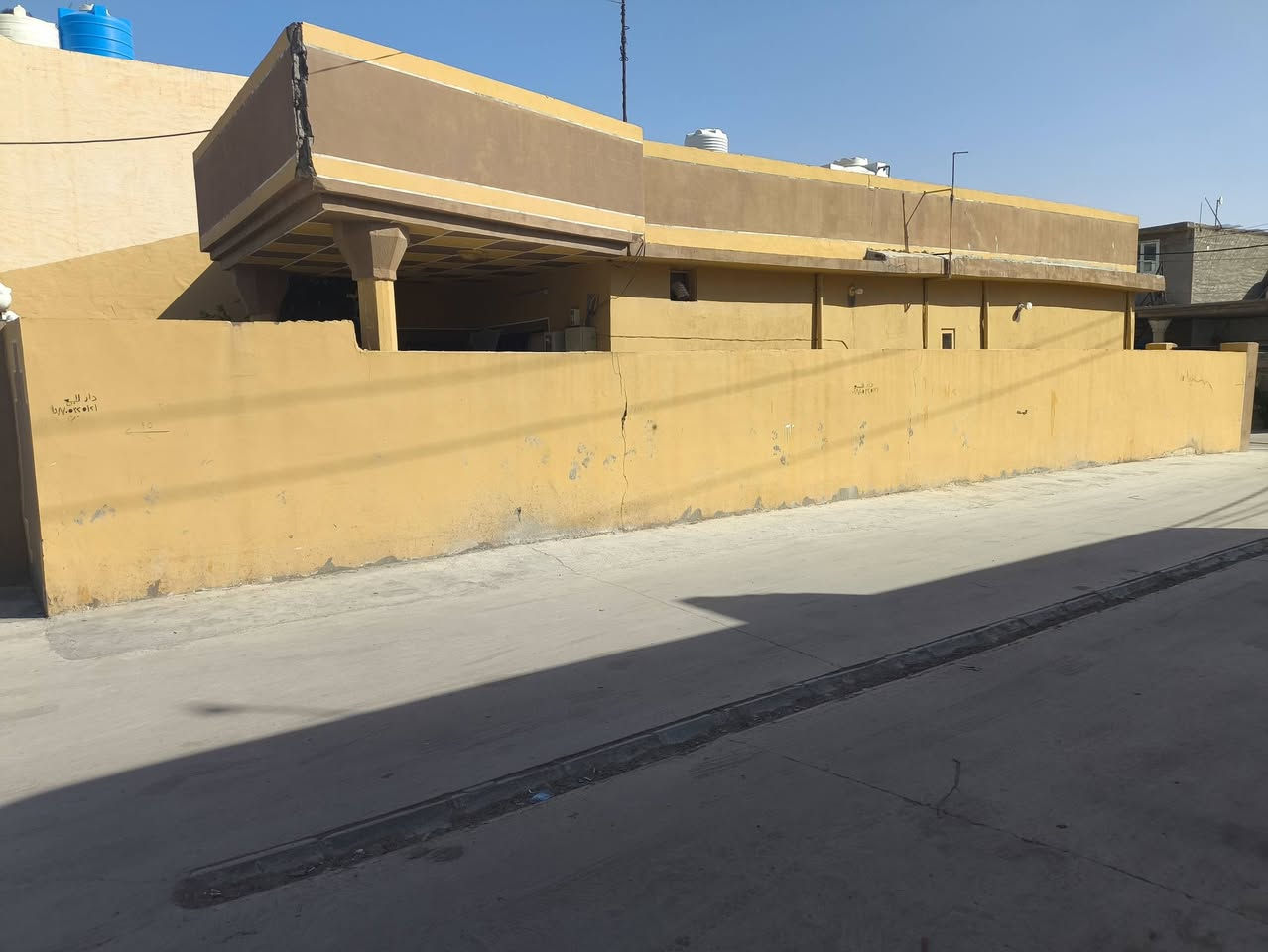بيع للبيع في خانقين-بختياري (الاولى قرب مدرسة روشنبير)
مساحة الاجمالية 200 m
الواجهة والنزال 20×10m
نوع السند :قائمام زراعي .
البيت يتكون من طابق واحد.
يحتوي على غرفتين نوم  .
استقبال و مطبخ و صالة .
و اثنين حمامات داخلي و خارجي .
و طارمة و حديقة و منور .

الملاحظة: البيت نظيف جدا سنة  بناء 2010 و المنطقة مخدومة بالكامل بالماء و خط الكهرباء و خط المولد و لديه 3 واجهات و الموقع ركن والافرع حول البيت مبلطة بالكامل و فيه مجاري .
 
سعر البيت : 43 مليون دينار وفيه مجال بسيط .

 للتواصل عبر  رسائل الصفحة في الخاص او مع هذا الرقم ***********.
