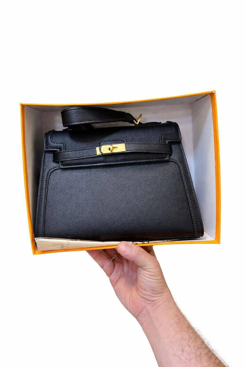 حقيبه ماركه هرمس Hermès #ماستر كوالتي 💯👜 
#متوفر قطعه وحده بس 🖤👛 
لون الاسود أكثر طلبآ 🖤 
يرهم هدايا شي كلش راقي نظام الحقيبه يكون داخل بوكس 🎁
الحجر رقم وعنوان 📱 
متوفر خدمه توصيل 🚕


**إذا كنت صاحب هذا الإعلان وتريد حذفه لأي سبب، رجاءا أرسل رسالة إلى الدعم الفني**