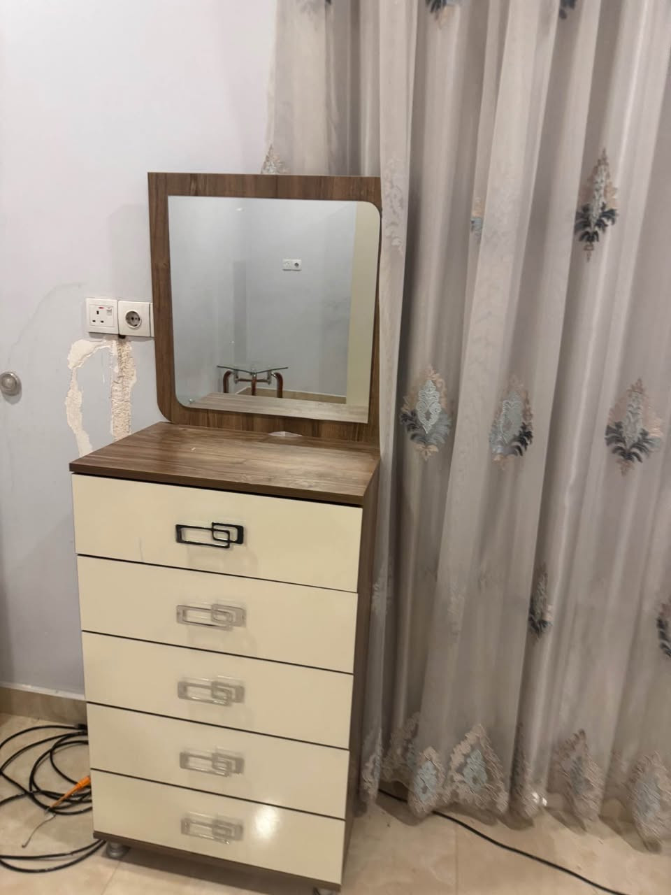 غرف نوم شبابي مستعمل نظيف مابي اي عيب 
٥ قطع كنتور ٣ باب و سرير و كومدي و ميز توليت و ميز حاسبه
عنوان حي النصر مقابيل مركز عروبه معرض حمدي اللاثاث رقمً موبايل *********** كركوك, العراق
