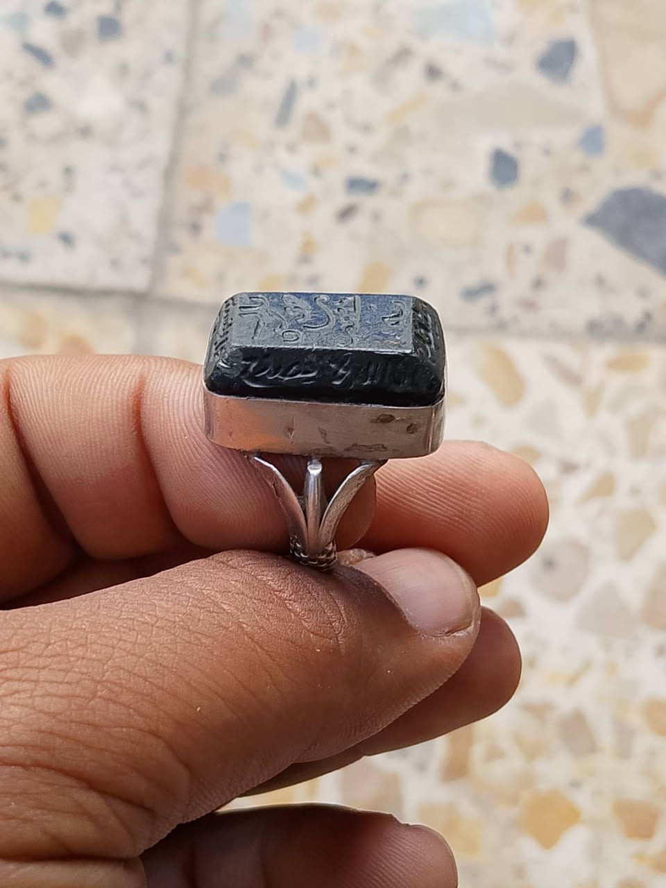 السلام عليكم حجر عباس اباد افغاني مخطوط/قال موسى ابن جعفر ان الله لايصلح عمل المفسدين 
السعر 45التواصل خاص او اتصال ***********
