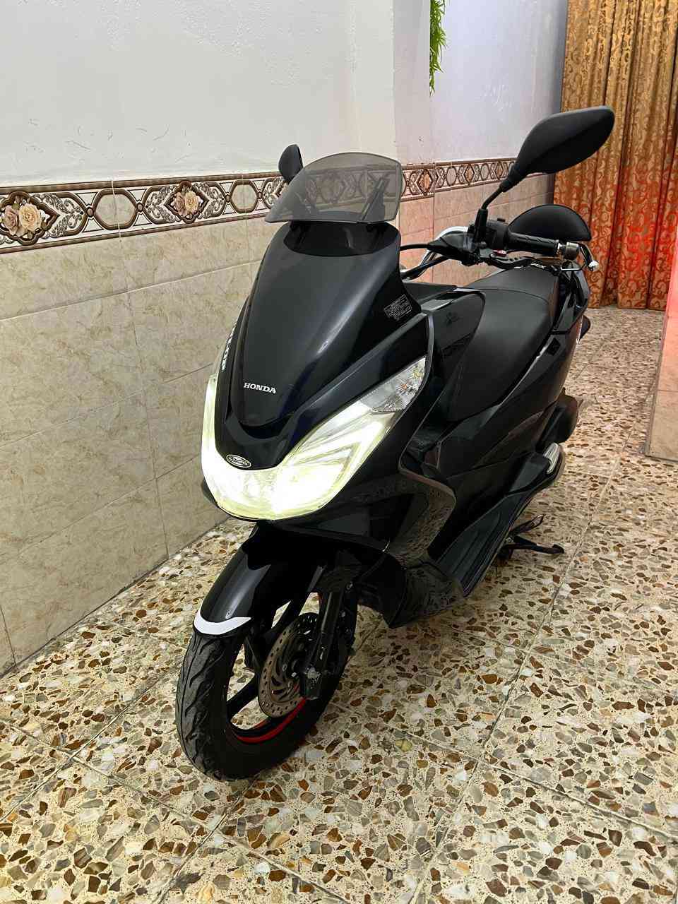 السلام عليكم للبيع دراجه pcxجيل ثاني  ياباني اصلي دراجة مال رمبه ماخذها رمبه الدراجه على ايدي
الاصلي دراجه جديده مال جناي
الاصلي دراجه كامله أستان كهربائي حساس ازدحام ٢ دراجه جديده الدراجه مكينه لوك برغي ممفتوح بيهه شلعا معدل خير من اللّٰه دراجه تكول جديده بمعنئ الكلمه واحلا من الصور دراجة مكينه مكفوله اي نقص مابيه
السعر 12. ونص ورقه    وبيه مجال بصيط 
اي استفسار***********بغداد الصالحيه
