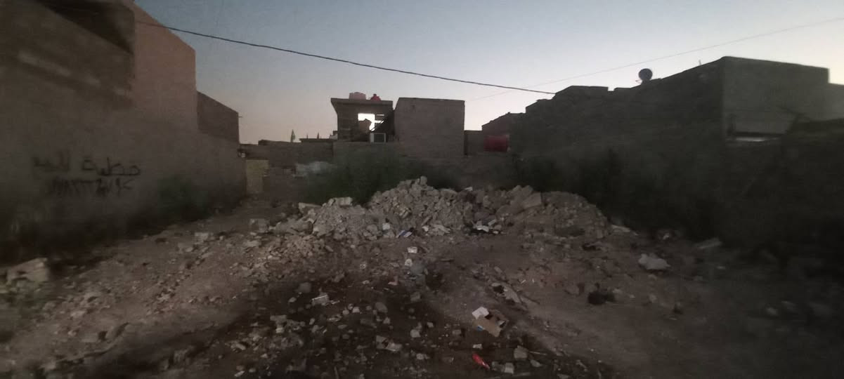 سلام عليكم قطعه أرض للبيع بالحميديه قرب مدرسه المزايا مساحه 220متر تريد كامله ابيعلك تريد نص ابيعلك وبخدمه شراي ***********
