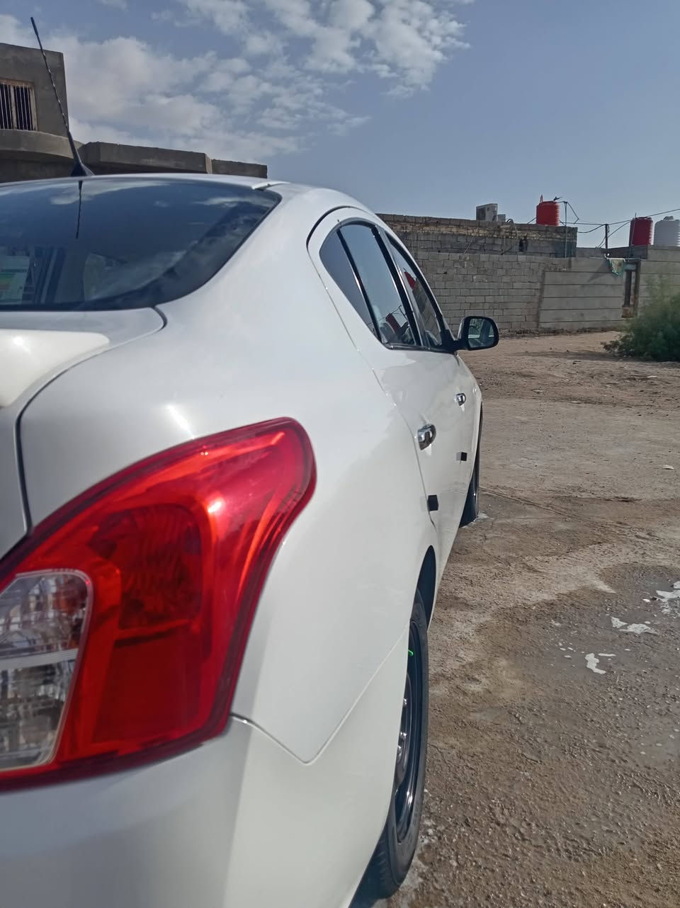 سلام عليكم نيسان صني 
سياره جديده مو٢٠٢١ سنويه بعدهي منتهيه سياره بيها بس بارد بل صندوك باقي كفاله سعر 115 رقم هاتف***********
