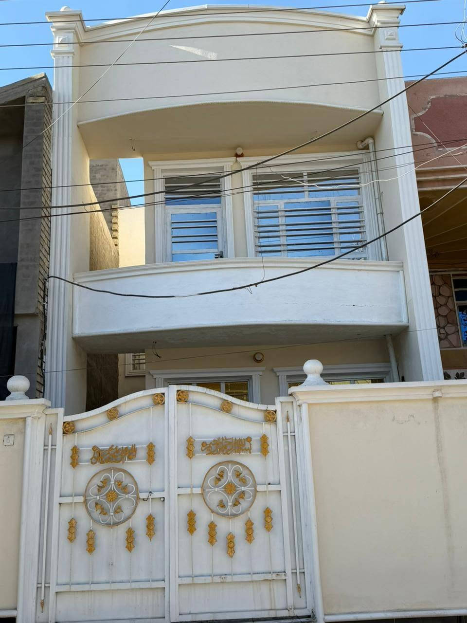 سلام عليكم الدار للبيع في منطقة الثعالبة 6000 محلة 365  المساحة 100 متر طابقين الطابق الاول يحتوي على استقبال وصالة ومطبخ وغرفة نوم وحمام والطابق الثاني يحتوي على غرفتين نوم مع صالة و حمام الدار جاهز للسكن 
السعر 185 
(ملاحضة الدار مطلوب الى صندوق الاسكان 35 مليون وينزل من السعر او المشتري يسدد ) للاستفسار ***********
