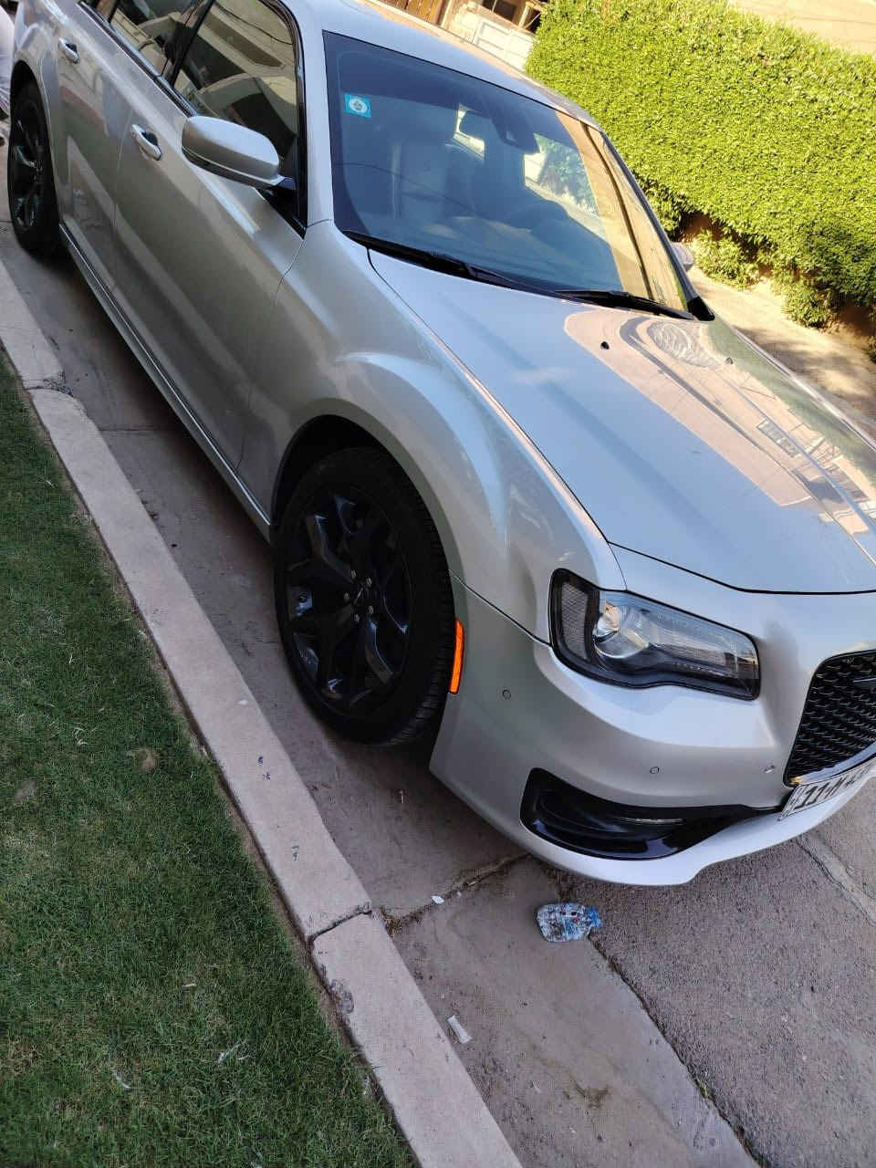 السلام عليكم
كرايسلر اوباما 300s موديل 2023 للبيع 
السياره فول لفول 1/1 ام الرادار 
المحرك 5700  هيمي 8V
بنوراما 
ستاره خلفيه كهرباء 
حساس امامي خلفي 
رادار امامي 
رادار جانبي 
مقاعد تدفئة وتبريد 
ستيرن تدفئه 
دمام خلفي 
السياره رادار امامي معروفه تجي فول لفول 
ماشيه 25000  ألف كيلو 
حادثه موضح بالصور فقط دعاميه اماميه مبدله نفس اللون لباقي كله مكفول 
السعر 35000  ألف دولار 
يعني 3 شدات و50 ورقه فقط بيع 
***********
