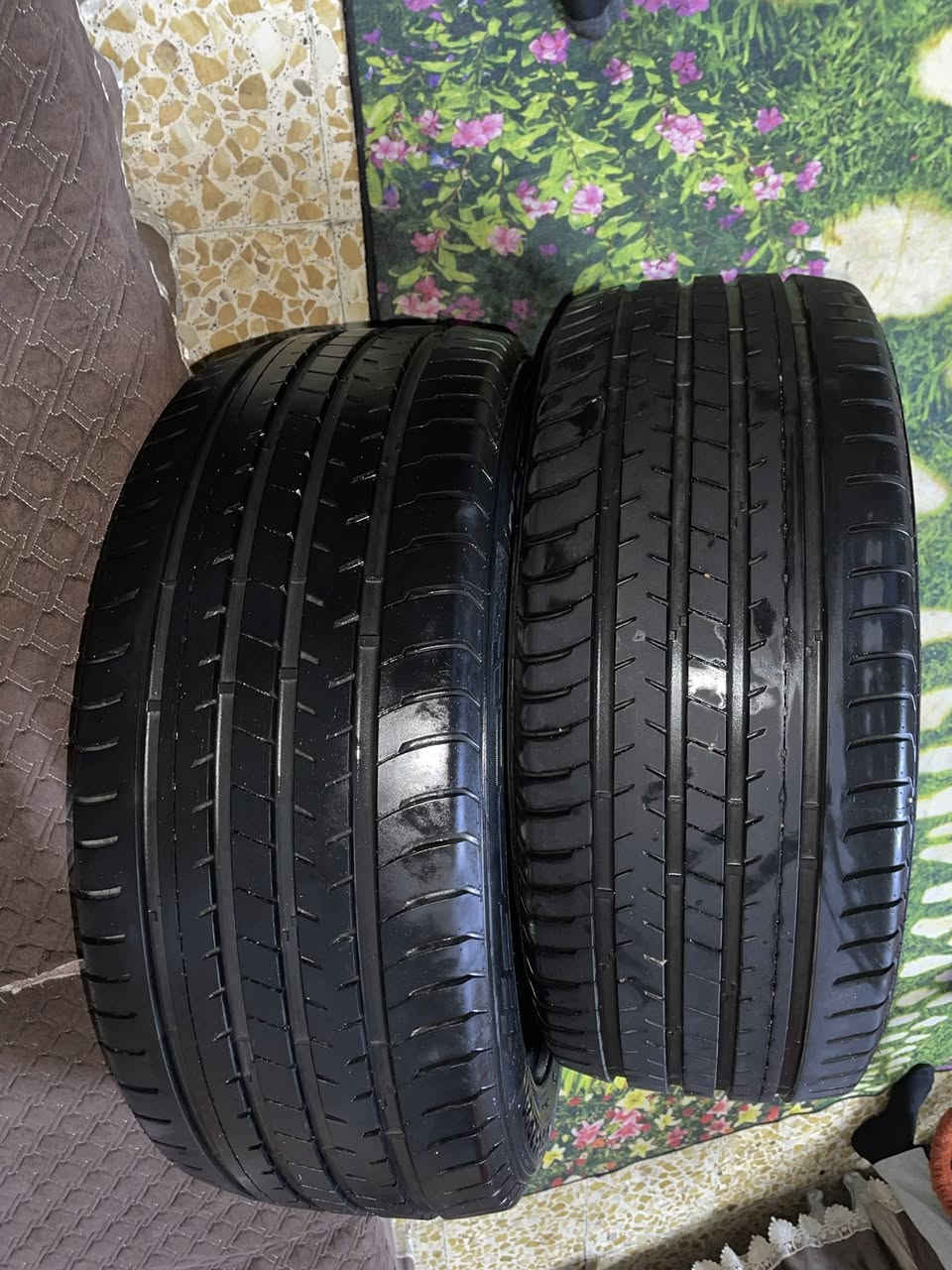 سلام عليكم
تخم تايرات جارجر  حجم 275/45/20 

كوري اصلي درجه أوله 

التاير صار  ثلاث أيام من شديته بس اشتريت وياله مع تايرات وضميت الجدد هذن

السعر الزوج 175 وبيه مجال حك الجيه 

الهاتف *********** واتساب
