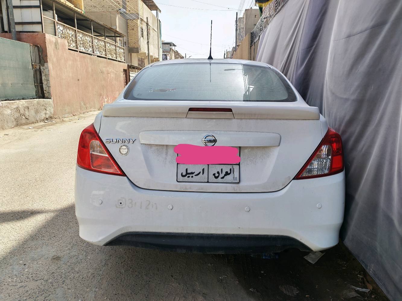 سيارة نيسان سوني موديل غير محدد للبيع. اللون أبيض، وحالتها تحتاج إلى بعض التصليحات كما موضح بالصور. سعر مناسب مع إمكانية التفاهم في السعر.