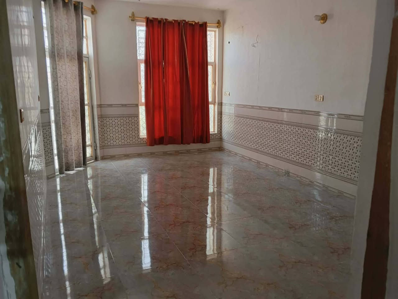 البيت للبيع طابو زراعي ٢٠٠ متر حي الامين الاول شارع الملعب شهيد جمال بناء طابوق صب كونكريت طابقين بناء ٢٠٢٥ خدمات كامله سعر على الاتصال ***********
