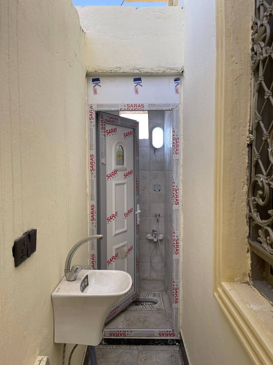 واسعد الله اوقاتكم بكل خير احبتي
***********
يتوفر دار سكن للبيع 

المساحه لكليه 100 متر مربع  ركن علاه شارعين كل شارع 10 متر 

نوع العقار طابو زراعي عراقي 

سند ٢٥ ول مالك عراقي تتكاتب ويا ابوالطابو مباشرتا

يتكون من غرف نوم عدد 2
استقبال 
صاله
مطبخ 
 مجمع صحيات داخليه وخارجيه 

البيت كامل من جميع الملحقاته 

بناء جديد 2025

فارق جاهزة للسكن تستلم بيتك عند المكتبة مباشر 

العنوان البصرة قضاء ابي الخصيب 

ابو كوصره غرب مدرسه الفتكار 

تبعد مسافة عن شارع ابو كوصره 100 متر 

منطقة روعه جميع الخدمات ماي كهرباء شارع 10 متر 

السعر  65وبي مجال

للاستفسار لاتصال ***********
