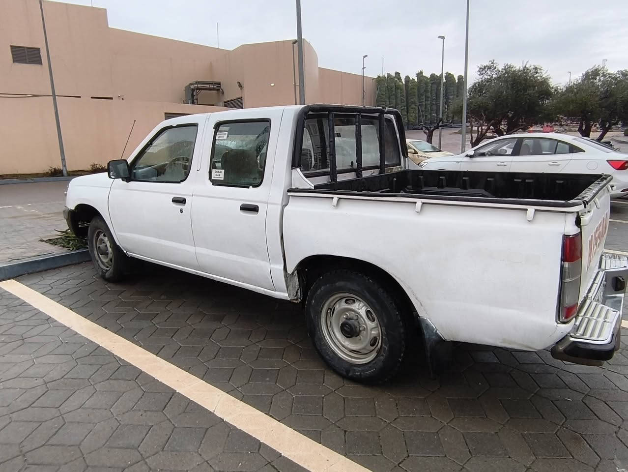 پیکاب نیسان  2002 ٧٠ وەرەقە و مەجال
ناو شاری سلێمانی
***********
ڕەقەم سلێمانی بەناوی خۆمەوەیە. سەنەوی مانگی 12 بەسەر دەچێت. a 
- تەبرید 
- پاوەر 
- کابرێتەر
- دوو پارچە ڕەش ( چەمەلەغی پێشەوە لای سایەق و بۆنیت)
-  جێ جێ پەڵەی تریشی هەیە . 
- پێشی دەعمێکی پێوەیە و بەتانەی لای سایەقی گرتووە.
- مەکینەی مانگێکە تەشفیتە. 
- گێڕ بەشەرت 
- سارد و گەرمی و کارەبایی هەمووی بەشەرت .
