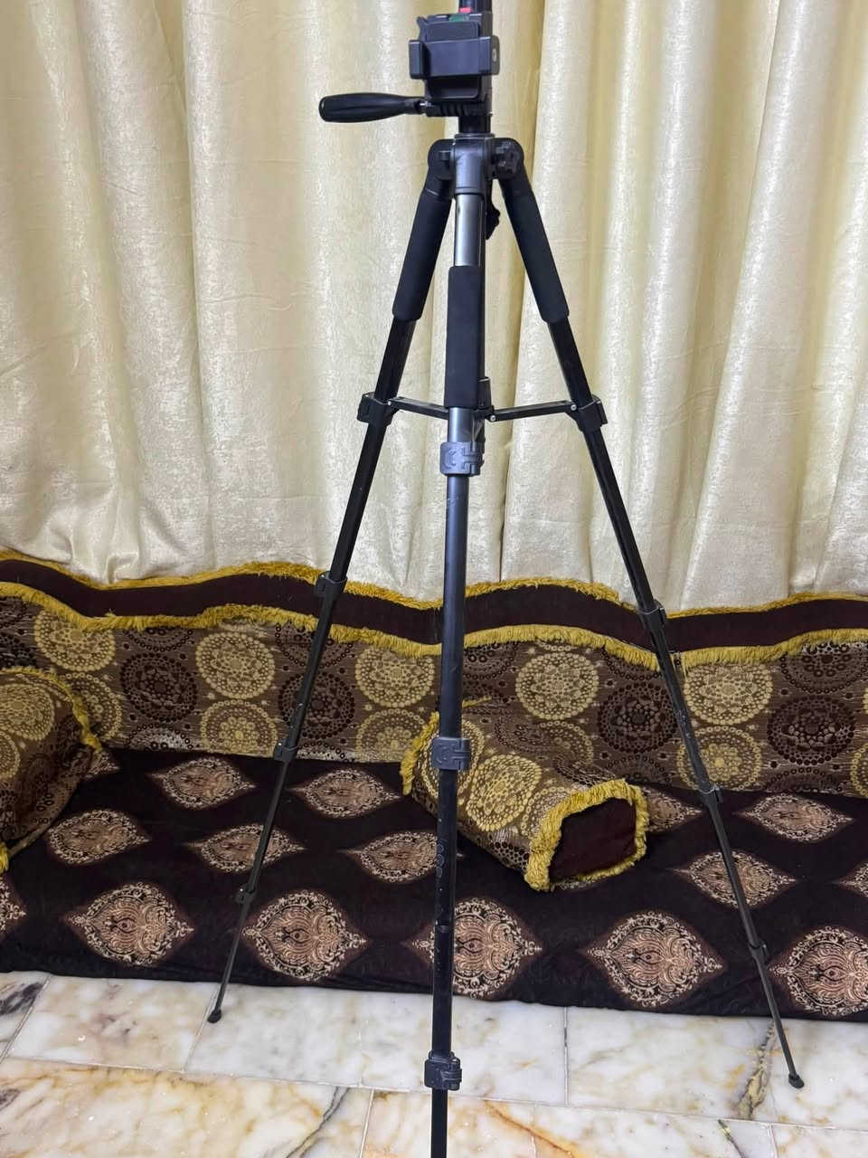 سلام عليكم بعد اذن صاحب الكروب ستاند كامره و هاتف قوي كبان طوله اكثر من متر و 85 ستخدام قليل قيم وتدلل خاص او وتساب ***********
