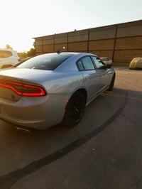 دوج جارجر2023 ماشيه 52000mi لون رصاصي sxt حادث جاملغ وبنيد  مبدلات نفس...