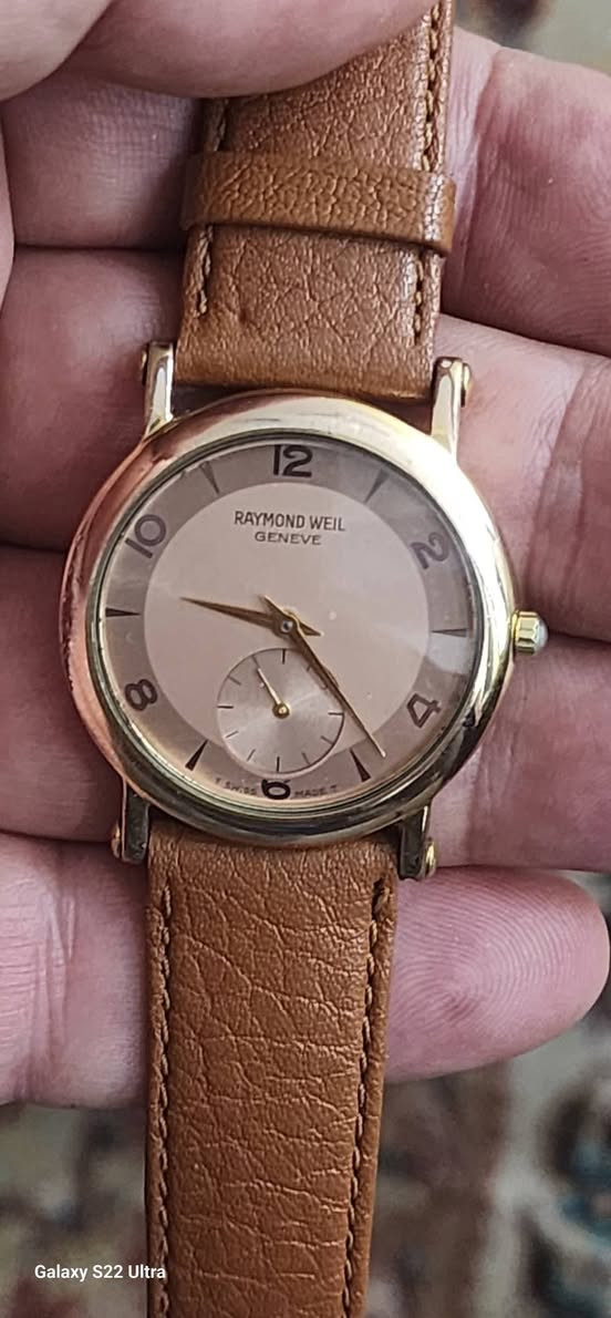 ⌚ للبيع: ريموند ويل جنيف (Raymond Weil) – أناقة سويسرية أصلية
​لعشاق الذوق الرفيع والقطع "النازكة"، معروضة للبيع ساعة ريموند ويل (جنيف) أصلية، قطعة تجمع بين الفخامة الهادئة والتصميم الكلاسيكي اللي ميوكع موديله.
​المنشأ: سويسرا (Swiss Made) – دقة جنيف المعروفة.
​القياس: قطر 33 ملم، قياس ملكي وراقي جداً على المعصم.
​المينا: لون نحاسي (Rose Gold) دافئ، مع عداد ثواني فرعي عند الرقم 6، ينطيها طابع الساعات الانتيك الفخمة.
​الحالة: الساعة نظيفة جداً، بريقها واضح، وتعمل بدقة متناهية.
​الحزام: جلد طبيعي بني متناسق تماماً مع لون المينا الذهبي.
​"ساعة مو بس للوقت، هاي قطعة فنية تملي العين وتناسب اللي يدور التميز."


**إذا كنت صاحب هذا الإعلان وتريد حذفه لأي سبب، رجاءا أرسل رسالة إلى الدعم الفني**