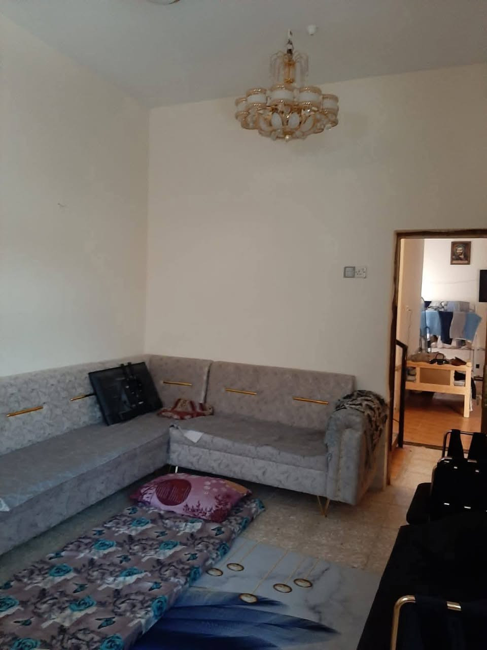 السلام عليكم 
بيت للبيع 125 متر طابو ملك صرف طابقين يتكون البيت ارضي غرفة نوم و استقبال و صالة ومطبخ وصحيات داخلية وخارجية وطارمة و كراج سيارة 
طابق ثاني يتكون من ثلاث غرف نوم و مطبخ 
العنوان كربلاء المقدسة حي العامل مقابل مول الباقر 
يباع مبادرة اذا عندك كتاب استثناء 
أي استفسار عن العقار أو السعر اتصال على الارقام التاليه ***********
