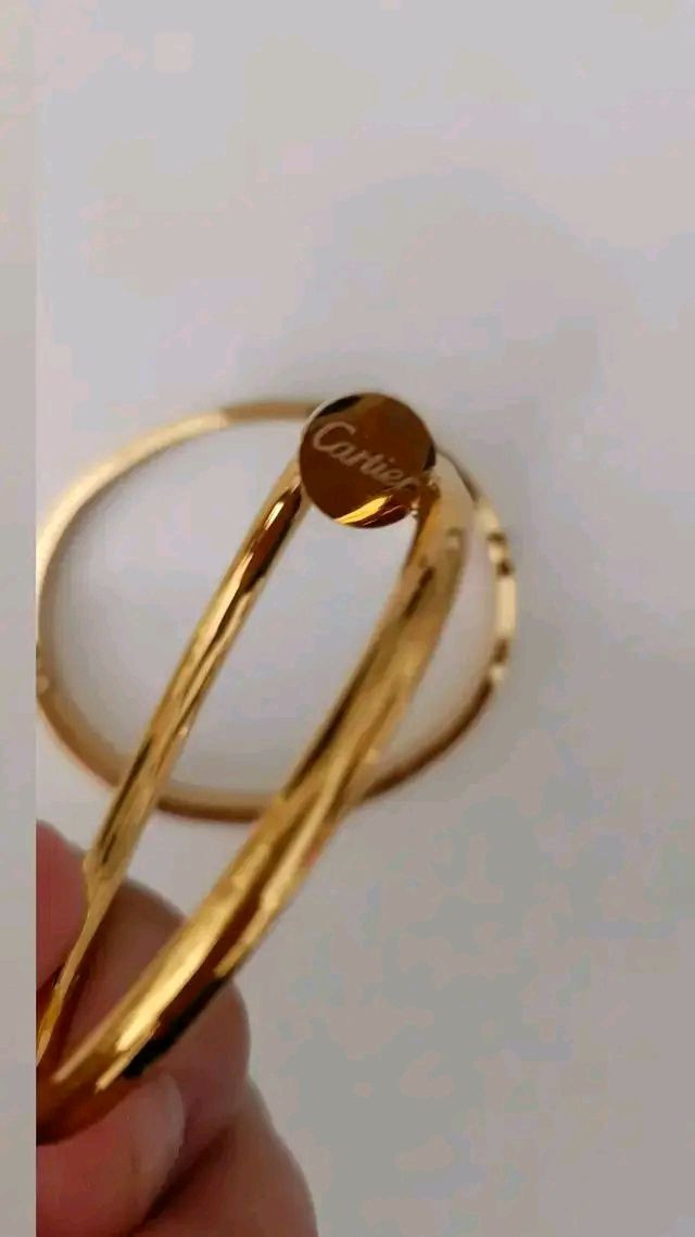 السلام عليكم هاذا السوار الكارتير و البسمار   مختوم 18 وكلمه كارتير اعتقد برزيلي او هيجي شي اجاني كل 2 سوه  بسمار بس مكتوب عليه كارتير  ومكتوب با الجيس مالتهن سلستيل با الانكليزي ابيع ارخض من العادي ☺


**إذا كنت صاحب هذا الإعلان وتريد حذفه لأي سبب، رجاءا أرسل رسالة إلى الدعم الفني**