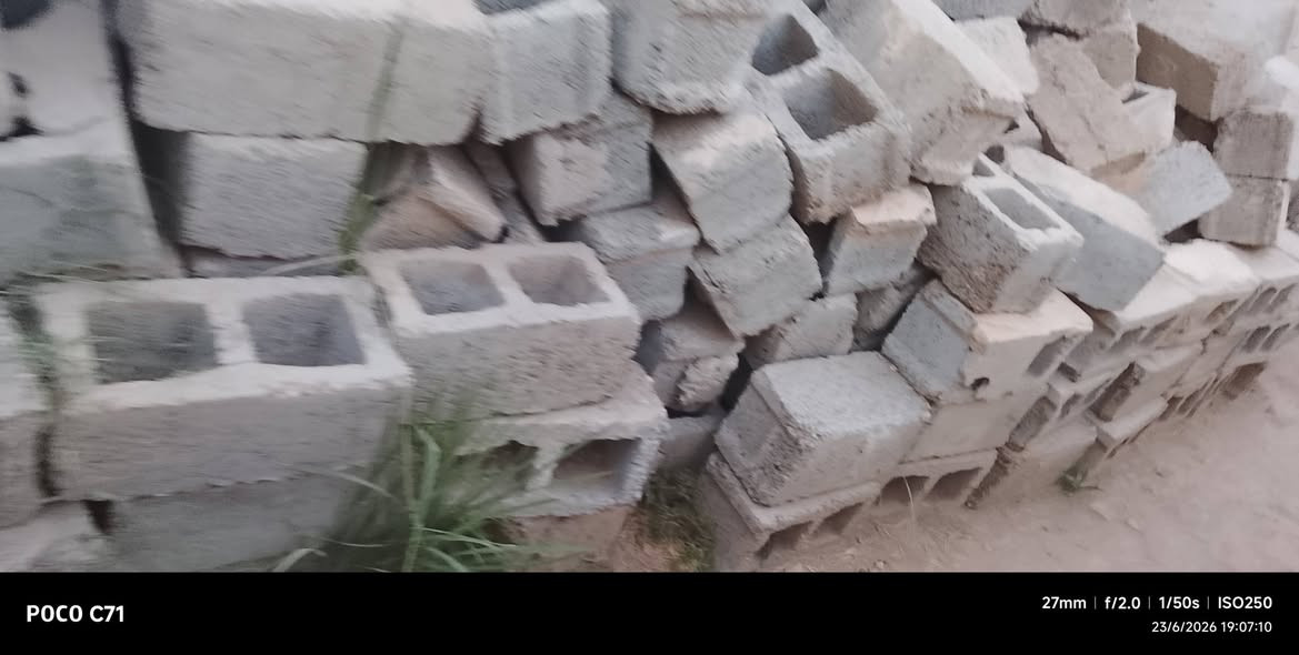 السلام عليكم للبيع بلوك مال سياج واكع بيهن تقريباً 350بلوكه بيهن نضيف قيم وخذ ***********
