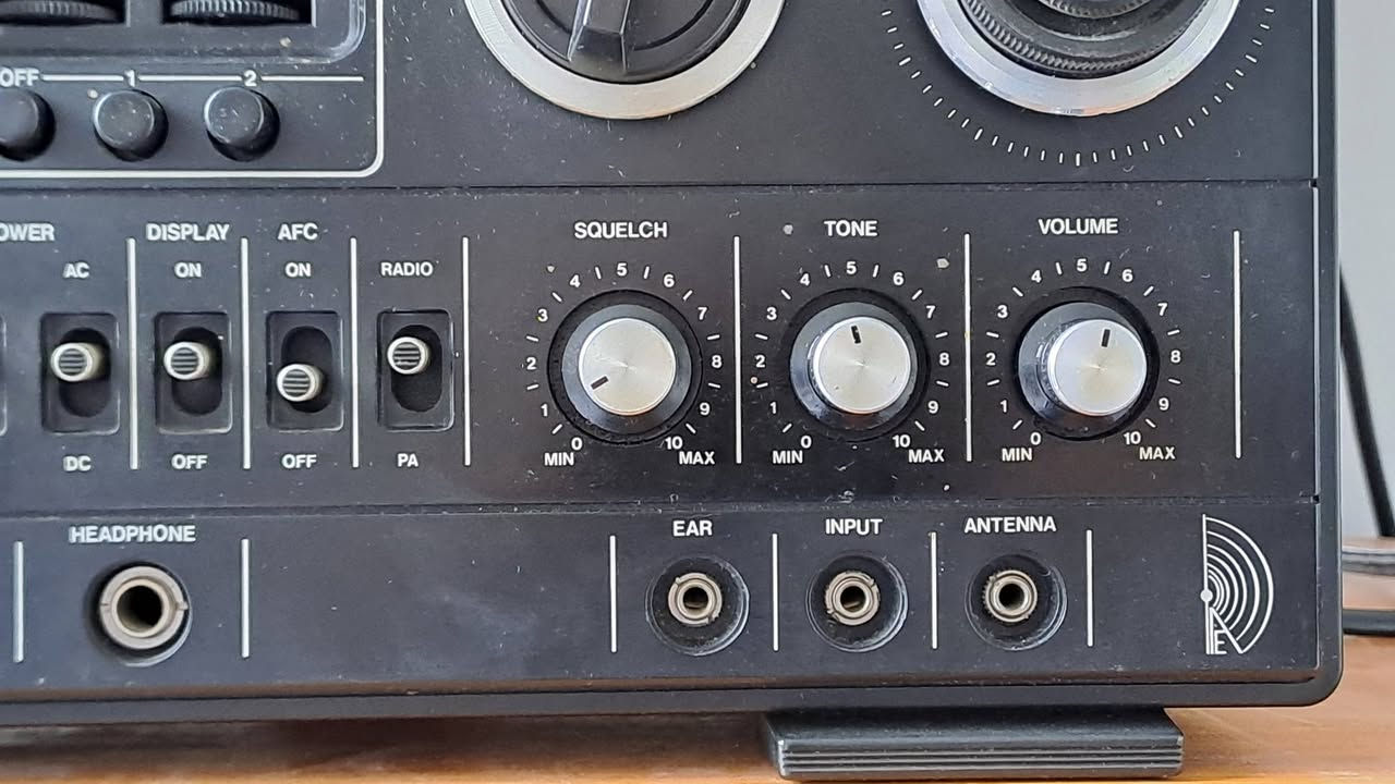 السعر مكتوب في نهاية المنشور
رجاءا إقرأ المنشور كاملا 
الخاص مفتوح للتواصل 
Commander 6100DS Multiband Receiver
راديو كلاسيكي متعدد الموجات (Weltempfänger) يعود لفترة أوائل الثمانينات. 
يجمع هذا الجهاز بين تصميم الراديو المحمول التقليدي وأجهزة استقبال البث اللاسلكي المتقدمة (Analog Scanner).
أهم المواصفات والميزات:
نطاق ترددات واسع جداً: يستقبل موجات الـ FM والـ MW التقليدية،
 بالإضافة إلى موجتين للموجات القصيرة (SW1/SW2)، وموجات الطيران (AIR)، وموجات الخدمة العامة/البحرية (PB/Public).
شاشة عرض هجينة: يحتوي على مؤشر تناظري (Skala) تقليدي على اليمين للبحث عن المحطات، مدعوماً بشاشة رقمية حمراء على اليسار (Digital Frequency Counter) لعرض التردد بدقة دقيقة جداً .

أدوات تحسين الإشارة: يحتوي في المقدمة على مفاتيح مخصصة لنظام Squelch (كتم الضوضاء، وهو ضروري عند البحث في موجات اللاسلكي والطيران)، ومفاتيح للتحكم بنبرة الصوت (Tone) والمستوى (Volume).
محطات مسبقة التثبيت (FM Presets): توجد رافعتان منزلقات ميكانيكيتان أسفل شاشة المؤشر تتيحان تثبيت ترددين مفضلين على موجة الـ FM لسهولة العودة إليهما.
المنافذ: 
يدعم مخارج لتوصيل سماعات الرأس (Headphone)، ومخرج لجهاز تسجيل كاسيت خارجي (Tape)، بالإضافة إلى مدخل لهوائي خارجي (Antenna) لتقوية التقاط الإشارة.
يعمل الجهاز إما عبر التوصيل المباشر بكهرباء المنزل (220 فولت) أو عبر تشغيله لاسلكياً باستخدام 6 بطاريات كبيرة الحجم من نوع (D-Zellen).
بلد المنشأ وسنة الصنع :
جهاز الراديو  تم تصنيعه في اليابان، وصُنع تحديداً في عام 1980 (مع استمرار توزيعه وبيع نسخ مشابهة له حتى عام 1982).
السعر ١٥٠ الف دينار 
توصيل داخل العراق فقط


**إذا كنت صاحب هذا الإعلان وتريد حذفه لأي سبب، رجاءا أرسل رسالة إلى الدعم الفني**