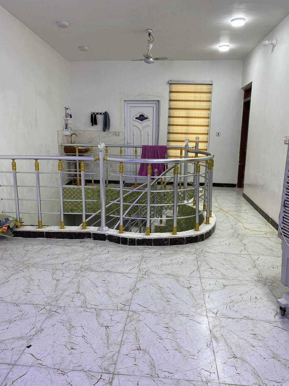 السلام عليكم بيت طابو صرف  ١٠٠متر ركن ١٠×١٠ طابقين طابق الاول يحتوي عله غرفه نوم وصاله ومبطخ ومضيف سقف كونكريت طابق ثاني يحتوي عله غرفتين نوم وصاله ومطبخ وصحيات سقف عكاده
كامل خدمات ماي مجاري تبليط مكان ديوانيه حي الصدر الثالث خلف مدرسه المسره رقم العقار ١٧٤٩١      الاستفسار *********** خاص مفتوح سعر خاص
