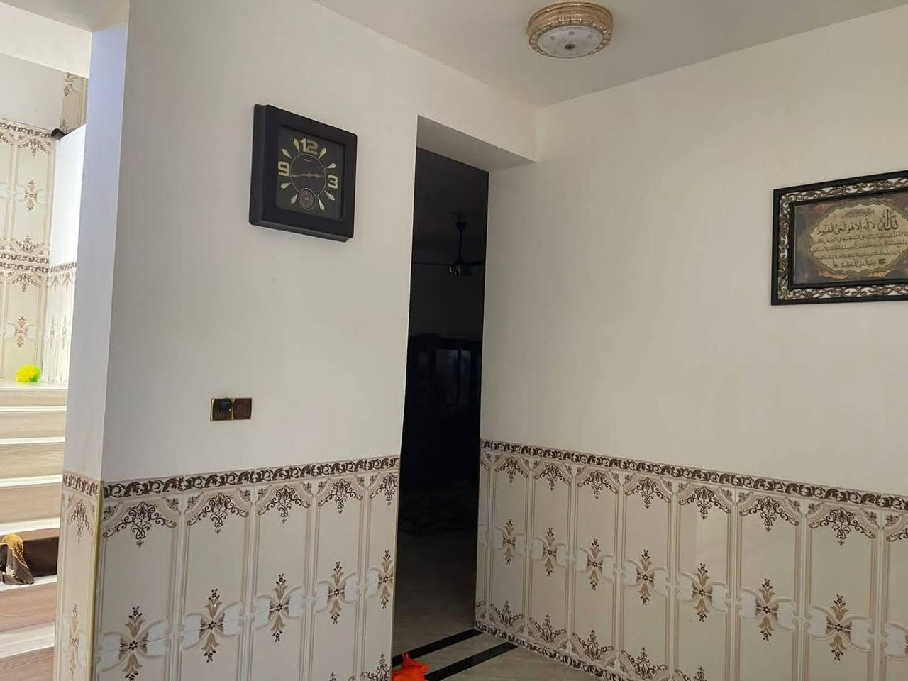 🏠 منزل للبيع - (بناء حديث)

العنوان: [الرمادي - زنكورة قرب اعدادية زنكورة]

المساحة: 720 متر مربع

تفاصيل ومحتويات المنزل:

يتميز المنزل بتصميم استغلالي ممتاز للمساحات، ويحتوي على:

• الاستقبال: غرفة استقبال واسعة بمدخل مستقل. وهول داخلي

• غرف النوم: (2) غرف نوم موزعة بنظام يوفر الخصوصية.

• الصالة: صالة داخلية كبيرة (هول) مناسبة للعائلة.

• المطبخ: مطبخ مجهز ومصمم بأسلوب عصري.

• الخدمات: مجمع صحيات متكامل (داخلي وخارجي).

•مسيج المساحه بالكامل مع حديقه جاهزه

•الدار مجهز بنظام كامرات وكهربائيات بالكامل

ملاحظه ( الدار نقصه  دواخل الاستقبال والهول ولبخ الخارجي

المميزات الإضافية:

✅ الخدمات: كاملة (ماء، كهرباء، ، ومدارس).

✅ البناء: بناء حديث نقصه فقط دواخل الاستقبال والهول والبخ الخارجي

✅ الموقع: قريب من المرافق العامة والأسواق والمدارس.

✅للأستفسار الاتصال على الارقام التالية :

📞*********** 
📞*********** 

🏛️موقع المكتب ⏬️⏬️

أو زيارة موقعنا :  الرمادي_ ناحية اليرموك (زنكوره سابقاً)_ المفرق  /مقابل جامع هادي البشير (البمرعي)

#مكتب_عقارات_زنكورة 🕹️
#ناحية_اليرموك_زنكوره_سابقاً 
#عقارات_ناحية_اليرموك
