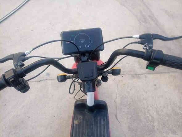 السلام عليكم 
موطور شحن 
حجم 14 
يتحمل وزن  100kg
شغال فول مابي اي عطل 
اشاير يمين يسار 
ضوء عالي ناصي 
بطاريات على وضع الشركه 
شاحنه شحن سريع 
شاشه تطلعلك اي عطل يصير بل موطور
بريك شغال 
ماتصرف عليه ربع 
السعر 150 وبي مجال 
للاستفسار الاتصال على الرقم التالي 
***********
