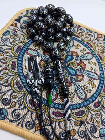 ذهب الاسود أو اليسر الحجازي البحر الاحمر 
شغل الاسطى طرزان دگ فضه عيار 1000
الوزن 95 غرام قياس الحبه 13. 17 ملم
عدد الحبات 33 حبه السعر نهائي 200 الف
مع أجور التوصيل 5 الف ***********
