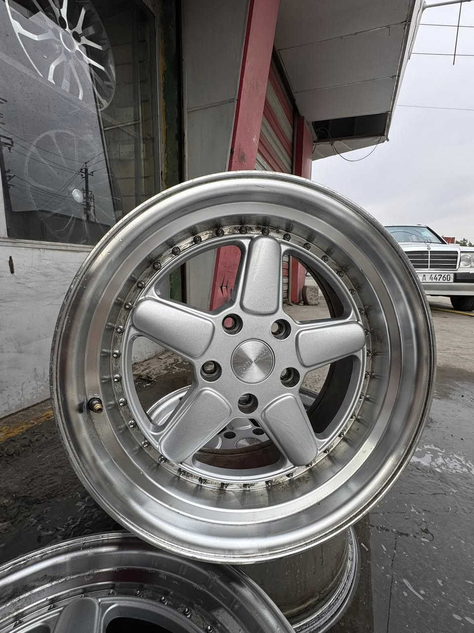 السلام عليكم
تخم ويل شنايزر دبدوب ابو النكيات حجم 17 توسايز خلفي شفه عريضه 

يرهم بي ام قديم - كابرس - امبالا 

بغداد يتوفر توصيل 
***********
***********
