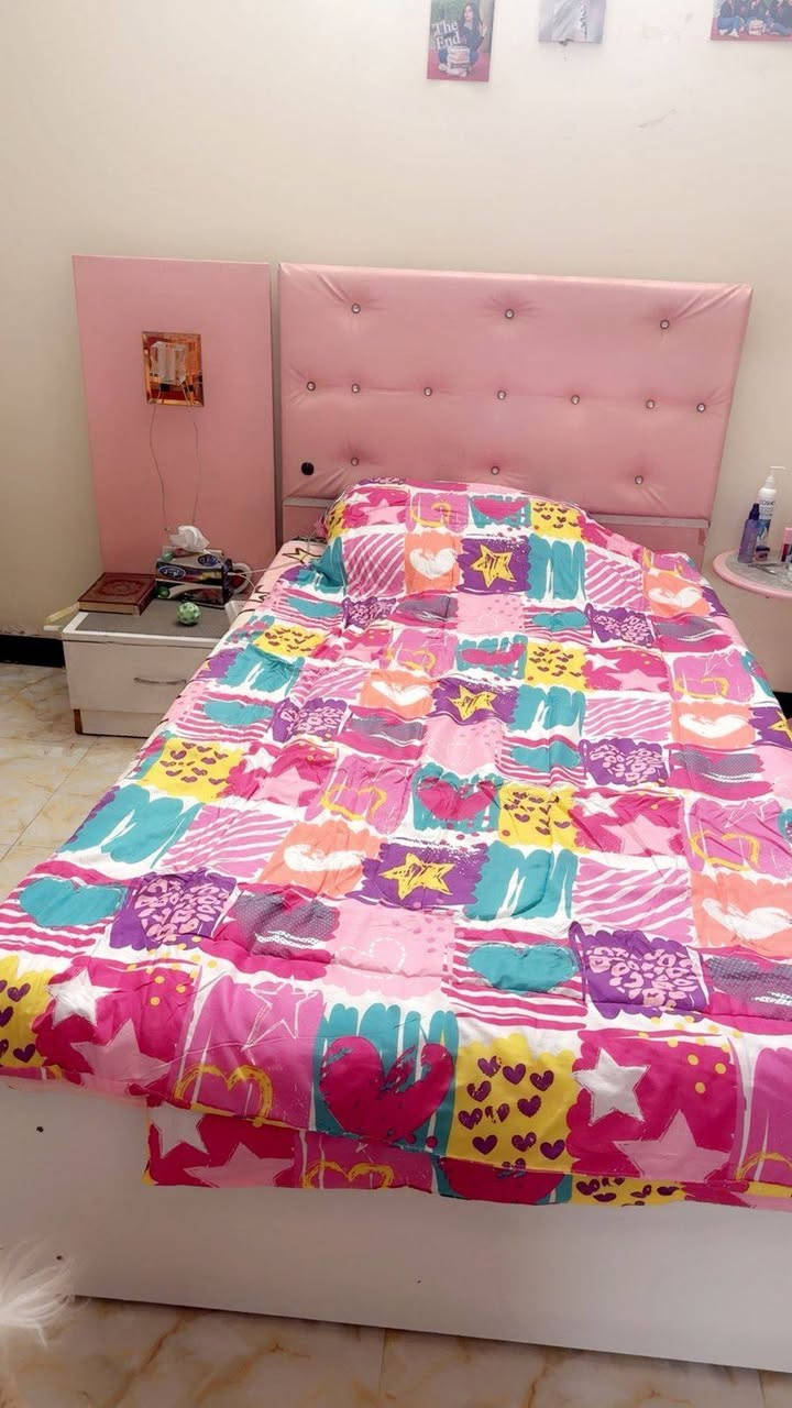 السلام عليكم غرفة نوم نفر ونص للبيع نظيفة جدا السعر (٤٥٠٠٠٠) وبيها مجال العنوان السيدية رقم الهاتف ***********
