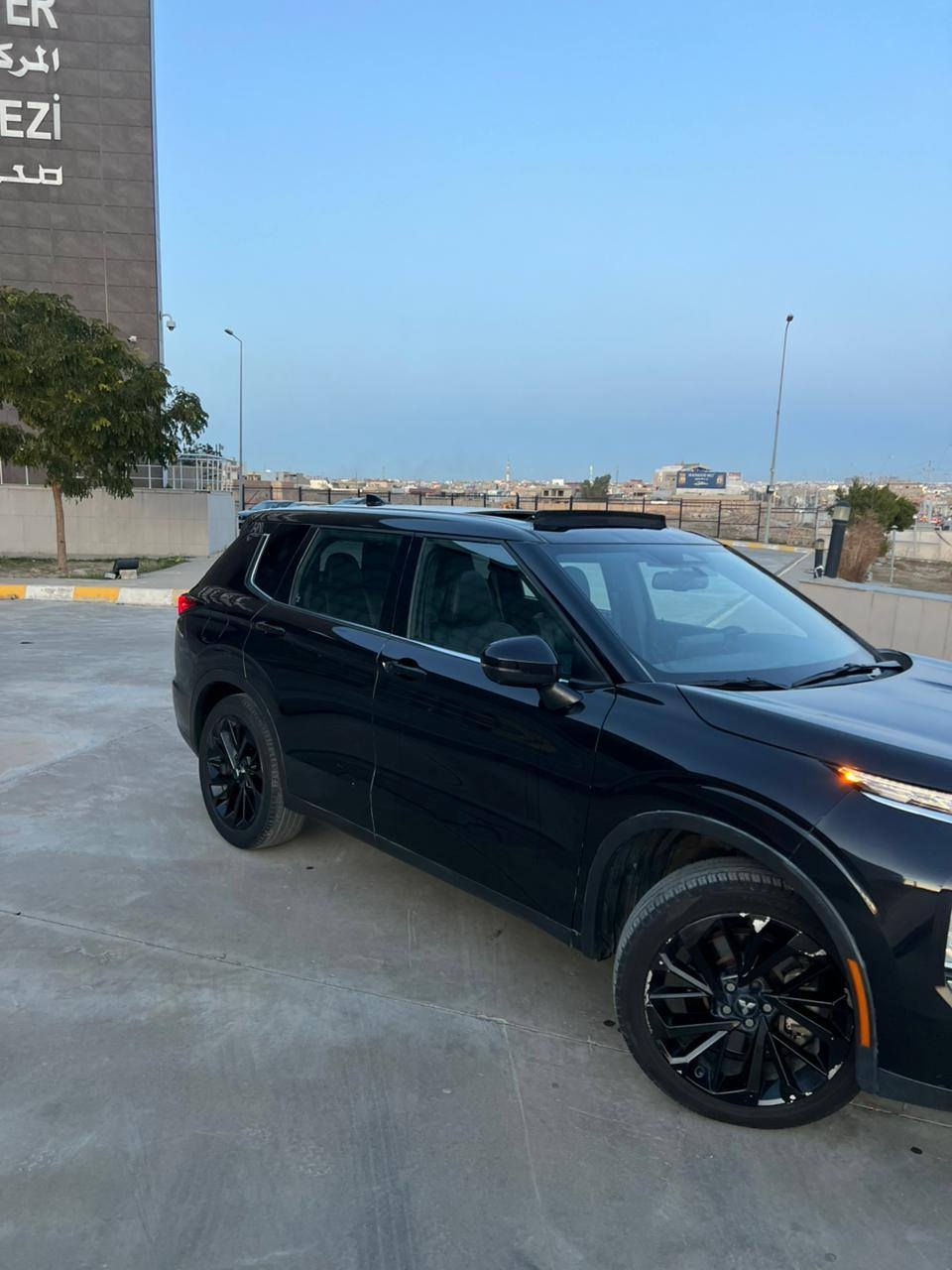 سيارة ميتسوبيشي اوتلاندر ٧ راكب ٢٠٢٣ 

MITSUBISHI OUTLANDER
  (SEL BLACK Edition ) 

‎ميتسوبيشي اوتلاندر
‎موديل2023

‎حجم المحرك : 4 ) 2.5L,سلندر)

‎ارباك ستيرن سيستم

‎ فوول مواصفات اعلى فئه (بلاك ايدشن)  SEL Black Edition 
 
‎بصمة ابواب بصمة تشغيل

تبريد 2زون

‎كاميرا °360. كاميرا امامي كاميرا جانبي. كاميرا خلفي هاند 
بانوراما

‎7 راكب

(AUTO Hold) اوتو هولد

(Downhill assist ) مساعدة من نزلات 

‎رادار امامي (تحديد مسار)

‎رادار جانبي (نقاط عمياء)

‎رادار خلفي (التحذير من الاصطدام)

‎حساسات امامي حساسات جانبي

‎حساسات خلفي

‎إشارات بلمري مري شفط

(SHOW) نظام (OFF-ROAD) نظام

(ECO) نظام

(SPORT) نظام (NORMAL) نظام: 
ماشي ٦٤ الف كيلو متر
كشنات كهرباء 
كشن تدفيئه
ستيرن تدفيئه
كشنات خزن 
صندوق كهربائي 
كوبون بنزين
وبعد بيها هواي مواصفات 
سعر ٢٣٥ وبي مجال للطيبين
مكاني كركوك

بيه قطعتين صبغ بونيت و جاملغ سايق بدون دواخل وبيه مكان صغير اربع اصبع بارد جاملغ وراء  و رصعتين بسيط فوك جام امامي

***********
*********** كركوك, العراق
