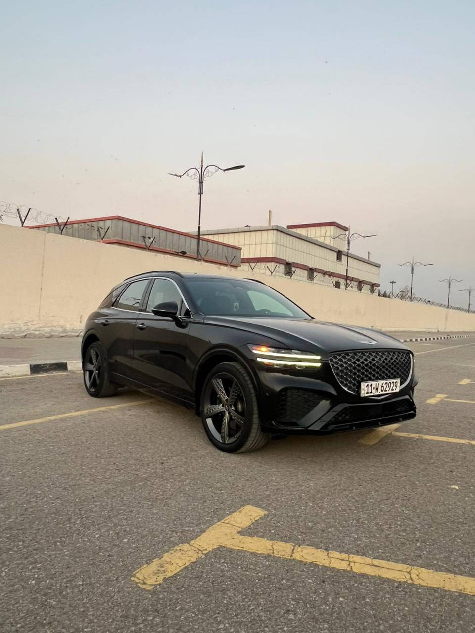 السلام عليكم
Gv70 2023 sport prestige 
V6 twin turbo 
السياره اعلى فئه بلجنيسزز 
فول موصفات داخل احمر 
اربع كامرات 
رادارات محيطيه
حساسات 360 درجه
مساج و تدفئه وتبريد بلكشنات 
بردات خلفيه 
بصمه وتحكم بحركة السياره عن بعد 
وبعد هواي موصفات معروفه 
السياره ماشيه 29 الف قابل للزياده 
رقم بغداد حره 
صبغ 3 قطع بدون دواخل بدون ايرباك 
رقم الشاصي موجود تكدر اطلع صور الحادث 
مكان السياره محافظة ميسان 
السعر 33 الف دولار
اتصال ع الرقم ***********
