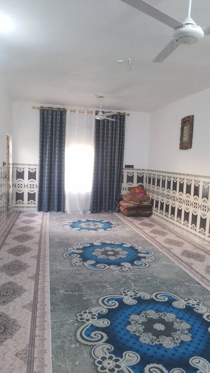 السلام عليكم بيت للبيع ع طريق أبو الجاسم ع حي الشهداء مساحة البيت 200 متر يتكون من غرفتين وصاله وستقبال و مطبخ وصحيات +قطعه 375متر مشجره نخل وحمضيات التواصل ع هاذا الرقم ***********   مامتواجد ع فيس الشراي يجي يشوف وبي خير ويدلل
