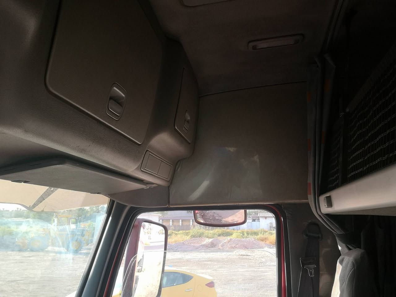 سلام عليكم فالفو للبيع موديل ٢٠٠٤ سنكل امامي  كير موديل حديث قبل فتره بدلته مع كلج  تخم تاير جديد سايلو موديل ٢٠١٤ طارق حاجي كوفين ٣ قبغ ٣ محاور ثنين سبرنك واحد جوبلس تعليك ٤٧ طن يحمل ع طوناج بغداد ع طونج شمال يحمل ٣٤  رقم سليمانيه الجديد بسمي ***********
