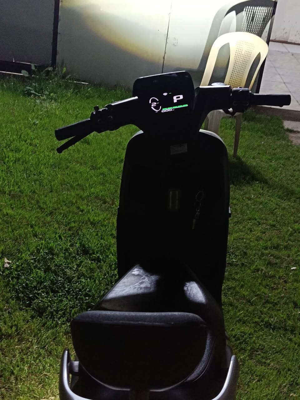 للبيع — دراجة RAYAN الكهربائية (أم عيون) 👀
الموديل: RAYAN  
النوع: سكوتر كهربائي (ما يحتاج بنزين)

المواصفات:
- محرك قوي اقتصادي
- سرعة تقريباً 40–50 كم/س
- تمشي بالشحنة الواحدة 40–60 كم
- شحن كهرباء بيت عادي 220V
- وقت الشحن 5–8 ساعات
- عداد ديجيتال يوضح السرعة والبطارية
- إنارة LED قوية أمامية (عيون مزدوجة)
- غمازات + بوري + إنذار ريموت
- فرامل أمامي دسك وخلفي درم
- صندوق تحت القعدة + حامل خلفي
- قيادة مريحة وناعمة داخل المدينة

المميزات:
- صرفية شبه صفر (ماكو بنزين)
- هادئة جداً
- مناسبة للمشاوير اليومية والدوام
- ما تحتاج تسجيل ولا إجازة سوق

الدراجة نظيفة فقط بيها خدوش بال جاملغ اثر حادث بصيط  
سبب البيع: التبديل

📍 المكان: (بغداد الغزالية)  
💬 للاستفسار  ***********
