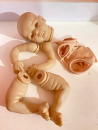 بيبي اطراف سيليكون • نقص عيون • توصيل