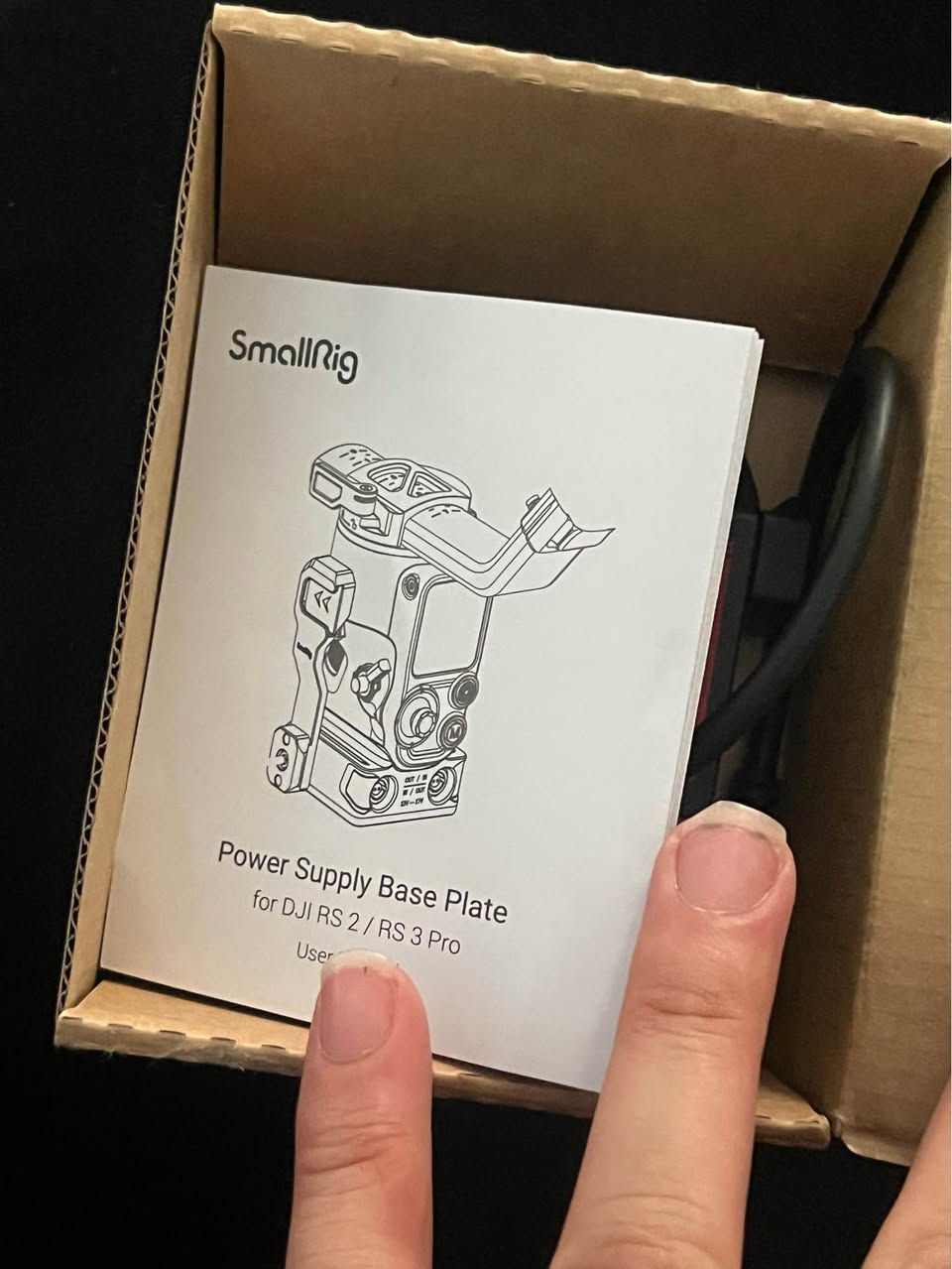 هذه قطعة احترافية ومهمة جداً لبناء ريج سينمائي (Cinema Rig)؛ وهي SmallRig Power Supply Base Plate (موديل 3252) المخصصة لمثبتات حركة كاميرات DJI (متوافقة مع DJI RS 2 / RS 3 Pro / RS 4 Pro).
تُستخدم هذه القاعدة لتثبيت الجيمبل (Gimbal) على الفيديۆ دۆلي (Video Dolly)، أو الكرين (Jib/Crane)، أو قواعد التثبيت بالشفط على السيارات (Suction Cup Mounts). الميزة الأساسية لها هي أنها تسمح لك بتشغيل الجيمبل وإمداده بالطاقة المستمرة عبر بطاريات خارجية ضخمة (مثل پاتري V-Mount) من خلال كيبيل مخصص، دون الحاجة لتركيب مقبض البطارية الأصلي للجيمبل. أربيل, العراق


**إذا كنت صاحب هذا الإعلان وتريد حذفه لأي سبب، رجاءا أرسل رسالة إلى الدعم الفني**