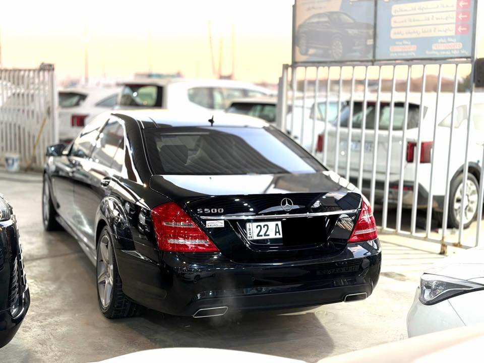 من انظف السيارات بهذا الموديل قمة الفخامة 
مرسيدس اس كلاس S500 
موديل 2010 وارد الماني 
فول مواصفات للاخير اعلى شيء كفالة عامة من كلشي 
حتى من الشخط مكفولة . 
محرك بنزين  8 سلندر 
ضمان بدون صبغ بدون تبديل بدون تكحيل بدون تعديل
ماشية 55الف كيلومتر حقيقي  
المواصفات:-
( ابواب كبيره لارج ،  سقف بانوراما ، كامرة حرارية لعرض لطريق امام السائق ،خمس بردات  ،سقف كنتارا . داخل فورميكا  داخل جلد   . شاشات مع طاولة طعام . كامره .كشنات امامي والخلفي متحرك ابواب شفط . رادار .  اوتو هولد  .صندوق شفط وسحب . حساسات امامي والخلفي  ، كشنات واستيرن كهربائي ، كير شفت استيرن .).  
السيارة مابيها اي خلل كهربائي وكير ومحرك كله بشرط 
كير ومحرك مامفتوح بشرط  
رقم اربيل الجديد . 

العنوان : الديوانية المركز . 

رقم صاحب السيارة 
***********
***********
