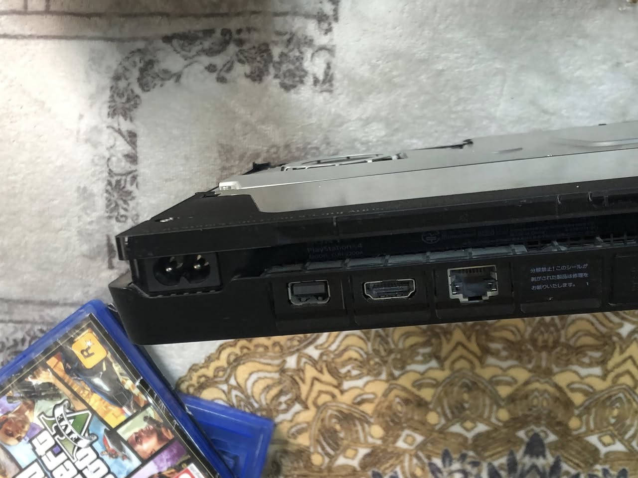 سلام عليكم
بلي فور للبيع
بلي كلش نضيييف ما مفتوح 
يجي ويا لعبتي GTA5 god of war 
وا يدتين وحدة حمرة ولثانية سودة 
او كيبل HDجديد او شحاحنة للبلي او واير البور نضام 13.2 الجهاز نضيف 
المكان كربلاء حي القدس الرقم *********** السعر 300 او بي مجال او مراوس بدراجة.
