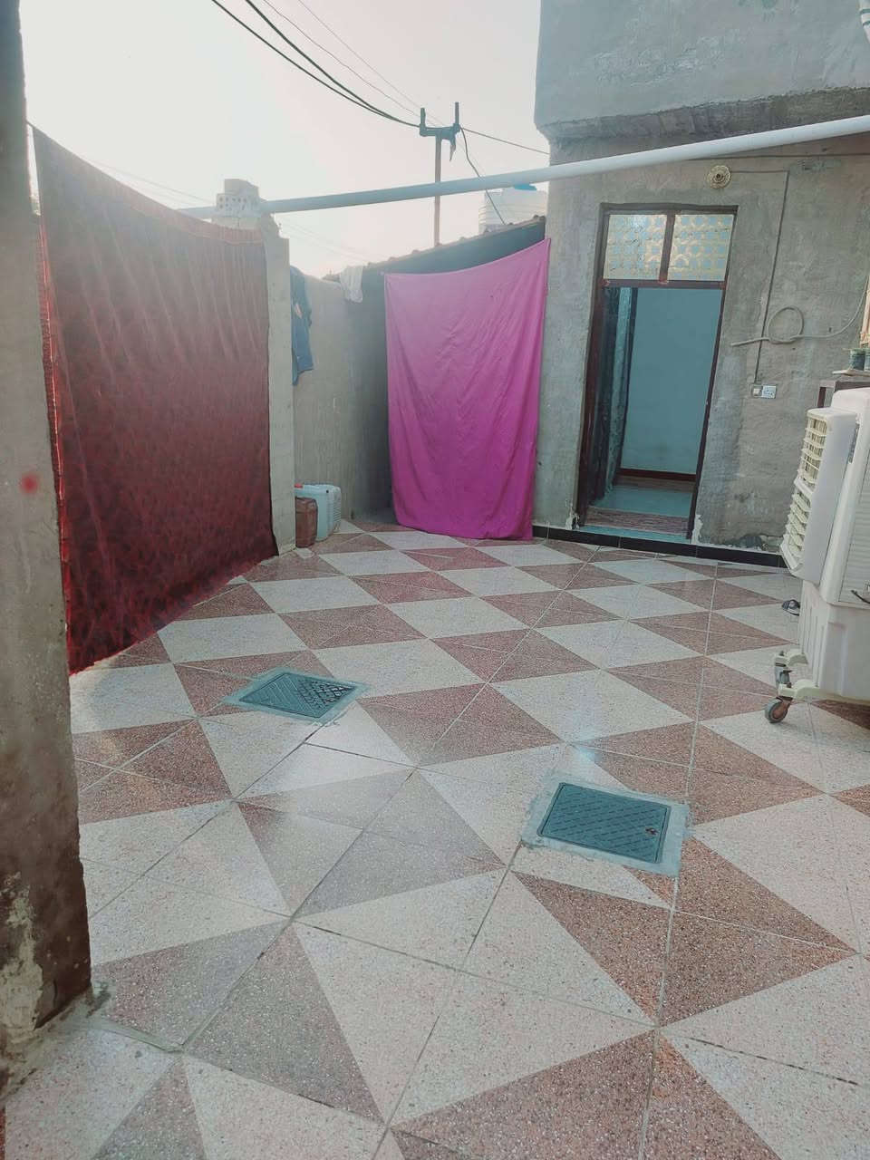 سلام عليكم ورحمة الله وبركاتة بيت للبيع خلف مطعم جواد حي الجوادين يتكون البيت من الاستقبال+صاله +مطبخ +غرفتين نوم +حمام مختلط +رقم الهاتف متواجد فقط نتصال ***********
