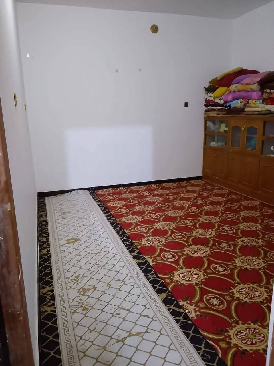 دار للبيع مع الاثاث 
المساحه 300 متر بناء سنه 2023 يتكون الدار من 
استقبال ومطبخ وصاله ومناور وصحيات وثلاثه غرف نوم وساحه كبيره العنوان ميسان المدثرة شارع الامام علي 
📞 للاستفسار أكثر:     ***********
                          ملاحظه 
المكتب  مجاز حكومياً ادخل للحساب ناشر ابيوت اي بيت ايعجبك او قطعه  راسلني وتدلل
أعرض عقارك عندنا ودع لنا التسويق
عنـــوان المـكتــب ميسان  (مكتب عقارات الساعدي) 
الفرع الاول    حي  الجامعي         0770555343
حي الجامعي  ودور النفط.          ***********
 الفرع الثاني  البتيرة مقابل الف دار ***********
الفرع الثالث حي الصحفين والغدير***********
