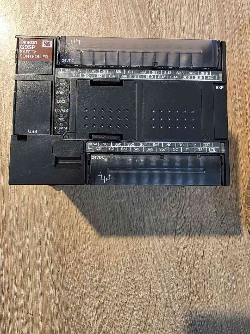 الجهاز هو وحدة تحكم أمان من سلسلة Omron G9SP، طراز G9SP-N20S.
يتميز بـ 20 مدخل أمان و 8 مخارج أمان، ويعمل بجهد 24 فولت تيار مستمر.

يستخدم للتحكم في تطبيقات الأمان الصغيرة والمتوسطة الحجم. الي تخدمه يتواصل ع الرقم ***********
