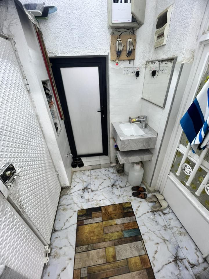 دار للبيع  بناء حديث موقع تجاري مساحه 56 متر
طابقين يحتوي على 
الطابق الاول استقبال 
مطبخ 
صاله
صحيات
منور
الطابق الثاني
غرفه نوم عدد 2
صاله 
منور
صحيات
للاستفسار الاتصال على الرقم
***********
