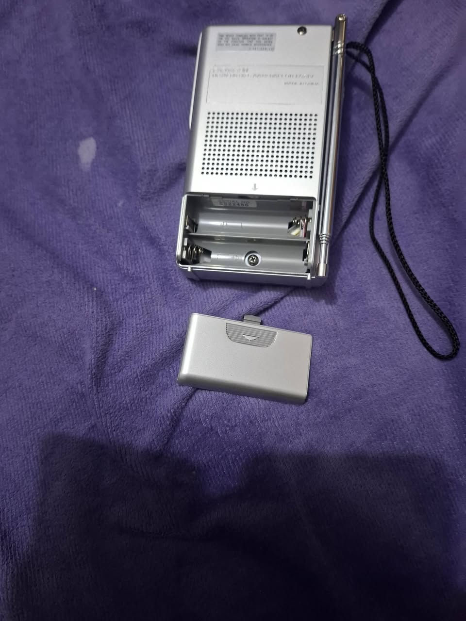 السلام عليكم للبيع راديو سوني صغير يشتغل بطاريات حجم قلم ياباني تجميع في الصين السعر ٣٠ الف الاتصال *********** 
*********** او مراسله الصفحه عالخاص
