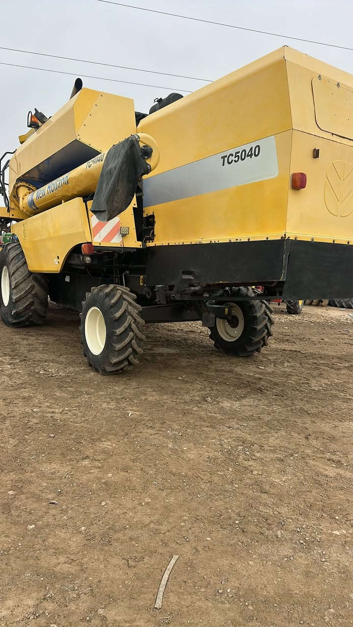 حاصده نيوهولند موديل 2012 سنويه ورقم اربيل حجم 5040 قايش ***********
