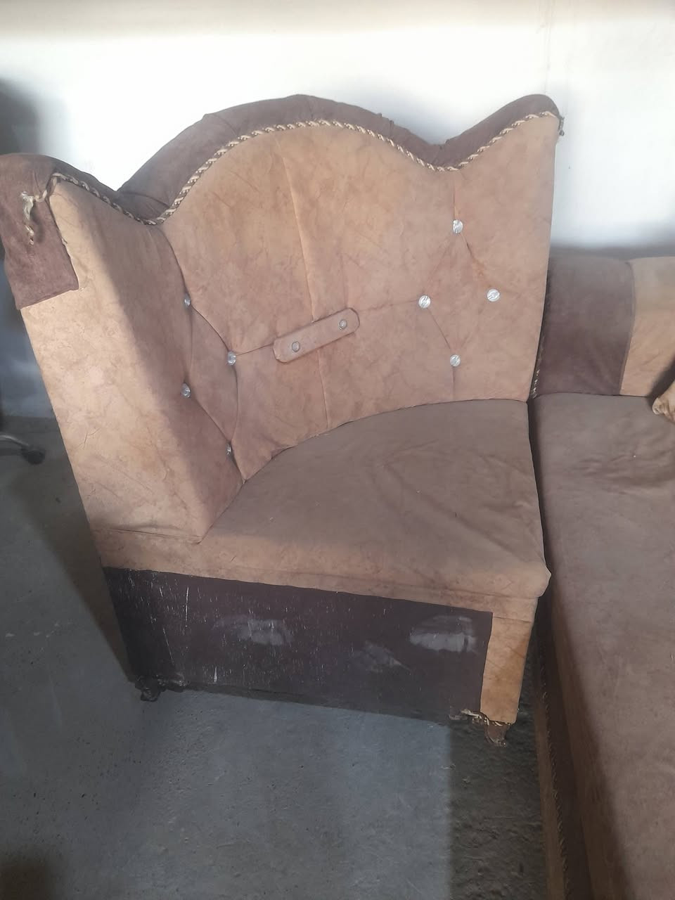 سلام عليكم  تخم ديوان  نضيف بي شويه ضرر سعر مناسب ١٢٠ وبي مجال مكان تقاطع الساده واستفسارات *********** بي واتساب ومتواجد خاص
