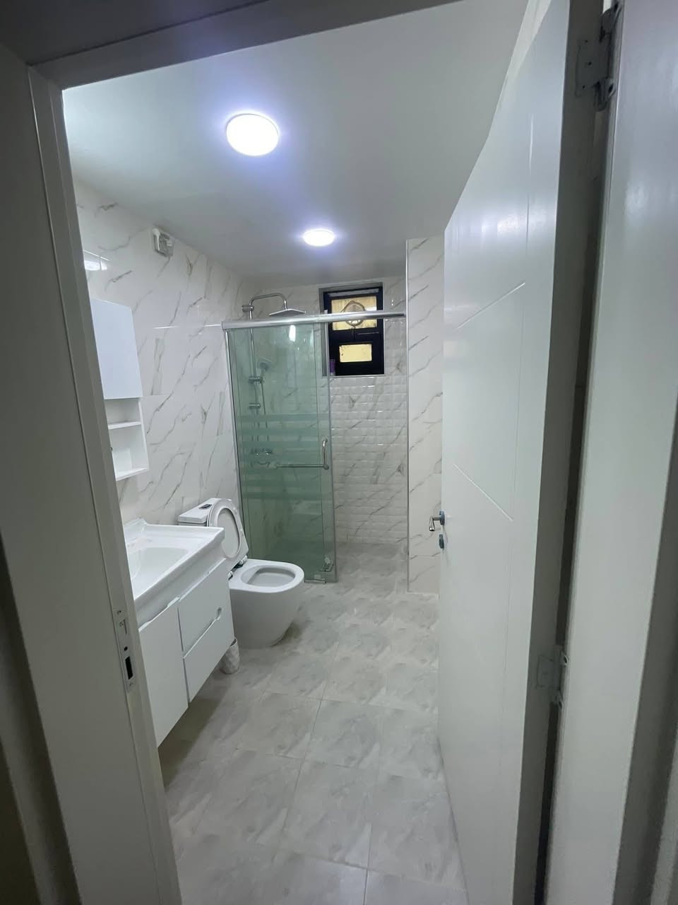 🏠 شقة راقية للإيجار - مجمع دار السلام السكني
​للراغبين بالسكن الهادئ والمريح، متوفرة حالياً شقة مؤثثة بالكامل وجاهزة للسكن الفوري بمجمع دار السلام.
​تفاصيل الشقة:
​الموقع: مجمع دار السلام
​الطابق: الرابع (إطلالة حلوة وهدوء).
​المساحة: 134 متر مربع.
​التقسيم: غرفتين نوم + صالة واسعة + مطبخ + ملحقات.
​المميزات:
​الأثاث: الشقة مؤثثة أثاث كامل وحديث (نظيف جداً) مع كافة الأجهزة الكهربائية.
​الخدمات: المجمع معروف بنظافته، الحماية الأمنية 24 ساعة، والكهرباء والخدمات مستمرة.
​المكان: الشقة مرتبة وتصميمها يخليك تستفاد من كل ركن بالمساحة.
​📍 للاستفسار ، يرجى الاتصال على الرقم:
[***********]
