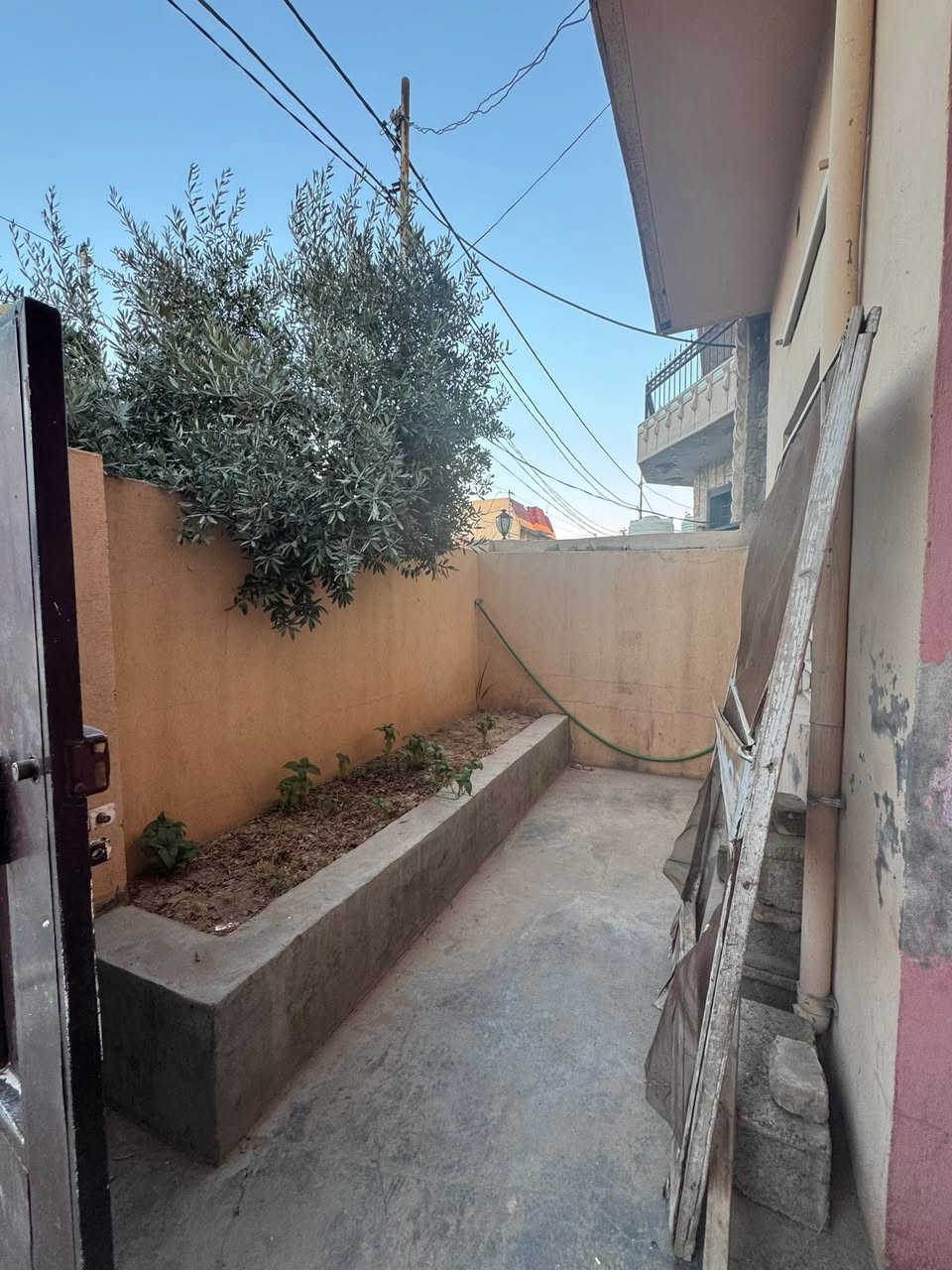دار للايـجـار  فـي المزرعه

🏗️📍المــــــــوقع// فـي المزرعه فرع مقابيل عمر تركي 

✏️المســـــاحة// 200م

بـنـاء ( متوسط صالح للسكن

🧱الـدار // يحتوي علي

 (غرفة نوم 3➕هول➕ مطبخ➕ استقبال ➕ مجمعات صحية  خارجي و داخلي 

السعر : 250  الف
🏫نستقبل جميع عروض البيع و ترويجها بإعلانات 

للمزيد من التفاصيل الاتصال او المراسلة خاص  ***********
 📍موقع المكتب  📌 خانقين - المزرعه
خلف جامع الهدايه

