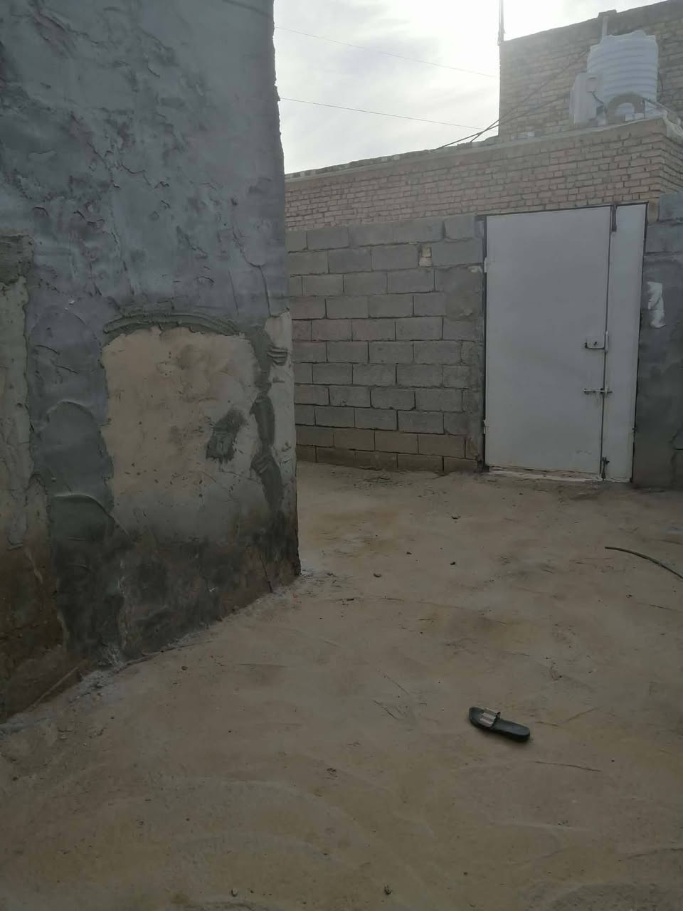 السلام عليكم
بيت للبيع مساحه 150طابو
يحتوي على غرفتين وصاله ومطبخ وديوانيه 
+قطعه 150متر طابو 
العنوان الطعيسات خلف الحسينيه العشارع
سعر البيت 26 والقطعه 11
القطعه مجاوره للبيت 
ملاحظه البيع ثنينهن سوه 
للاستفسار الاتصال على الرقم 
***********
