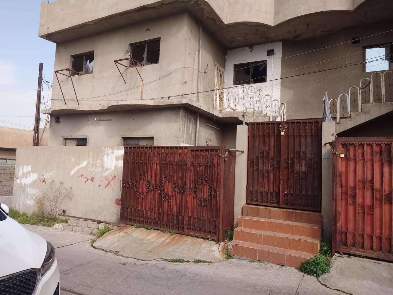 ⚜️عروض ( العصر الذهبي لتجارة العقارات والمقاولات )⚜️
____________________________________________________
🏠♦️ دار للبيع في حي الاعلام  ركن بناء 2012 مكون من اربع شقق على مساحة 150 متر كل شقة 75 متر وكل شقة 2 غرفة نوم وصالة ومطبخ وصحيات دار خلفي مساحة 150 متر واجهة 7 ونص طابقين  الطابق 1 (2غرفة نوم وهول واستقبال ومطبخ وصحيات)  طابق 2 (3 غرفة نوم وهول وصحيات ) للاستثمار 
___________________________________________________

📌التفاصيل

♦️مساحة (300 متر)

♦️واجهة ( 15 متر)
___________________________________________________
للاستفسار / مراجعة مكتب العصر الذهبي لتجارة العقارات والمقاولات أو الاتصال على الارقام التالية ⬇️

📱***********

📱***********

📱***********
____________________________________________________
🛑علما أن مكتبنا يحتوي على (👷مهندس استشاري للبناء والمقاولات/⚖️محامي مختص في ترويج وتعقيب المعاملات) لاتمام اعمالكم علي يد المختصين بها . 
____________________________________________________
⚜️موقع المكتب حي النور قرب اسواق عبد الحكيم.
