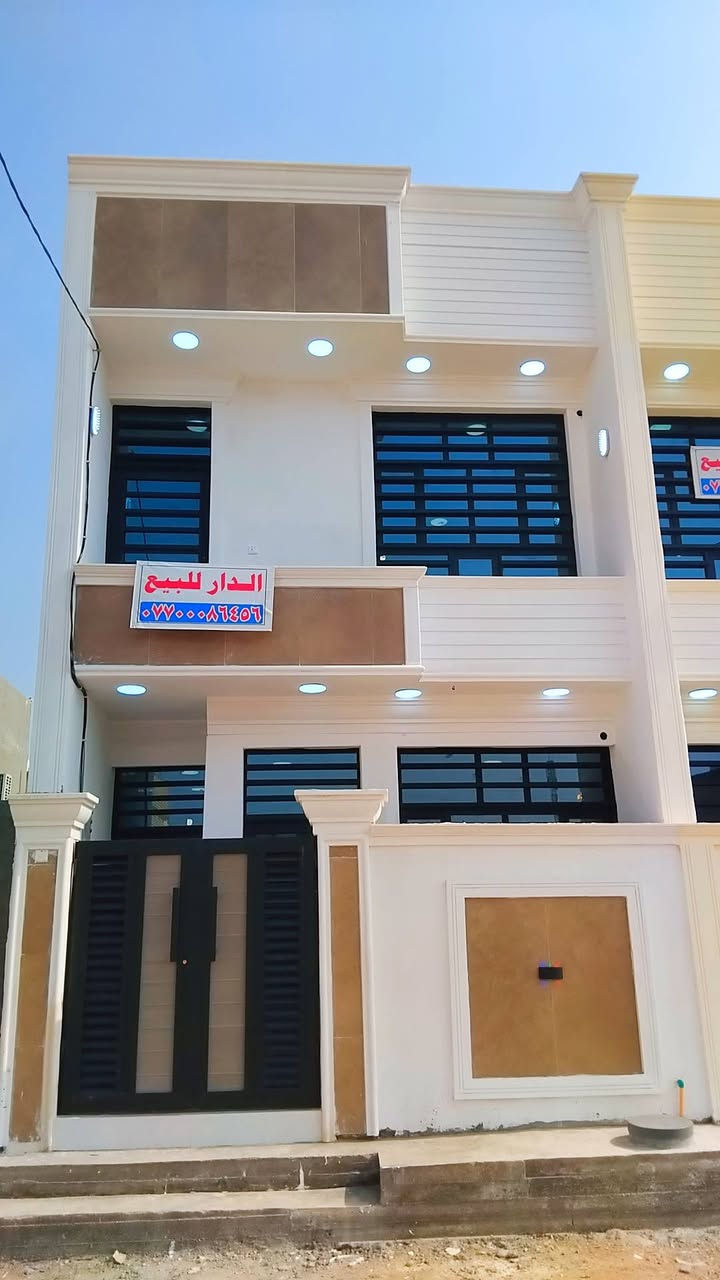 سلام وعليكم بيت للبيع عدد ثنين زيرو مساحه 50 متر ملك زراعي سند 25 مكان بغداد منطقه طالب العلي مربع الاول خدمات متكامله مدارس متوسطه وابتدائي البيت يتكون من استقبال ومطبخ ومنور وخدمات والطابق الثاني غرفتين نوم  وبيتونه كبيره 5x5 في طابق الثالث البيت جاهز للسكن يعني جيب غراضك وتكعد البيت بسمي يعني لا دلال ولا وسيط حتى كيزر وماطور ماء كامل فول  للاستفسار *********** ابو ايوب
