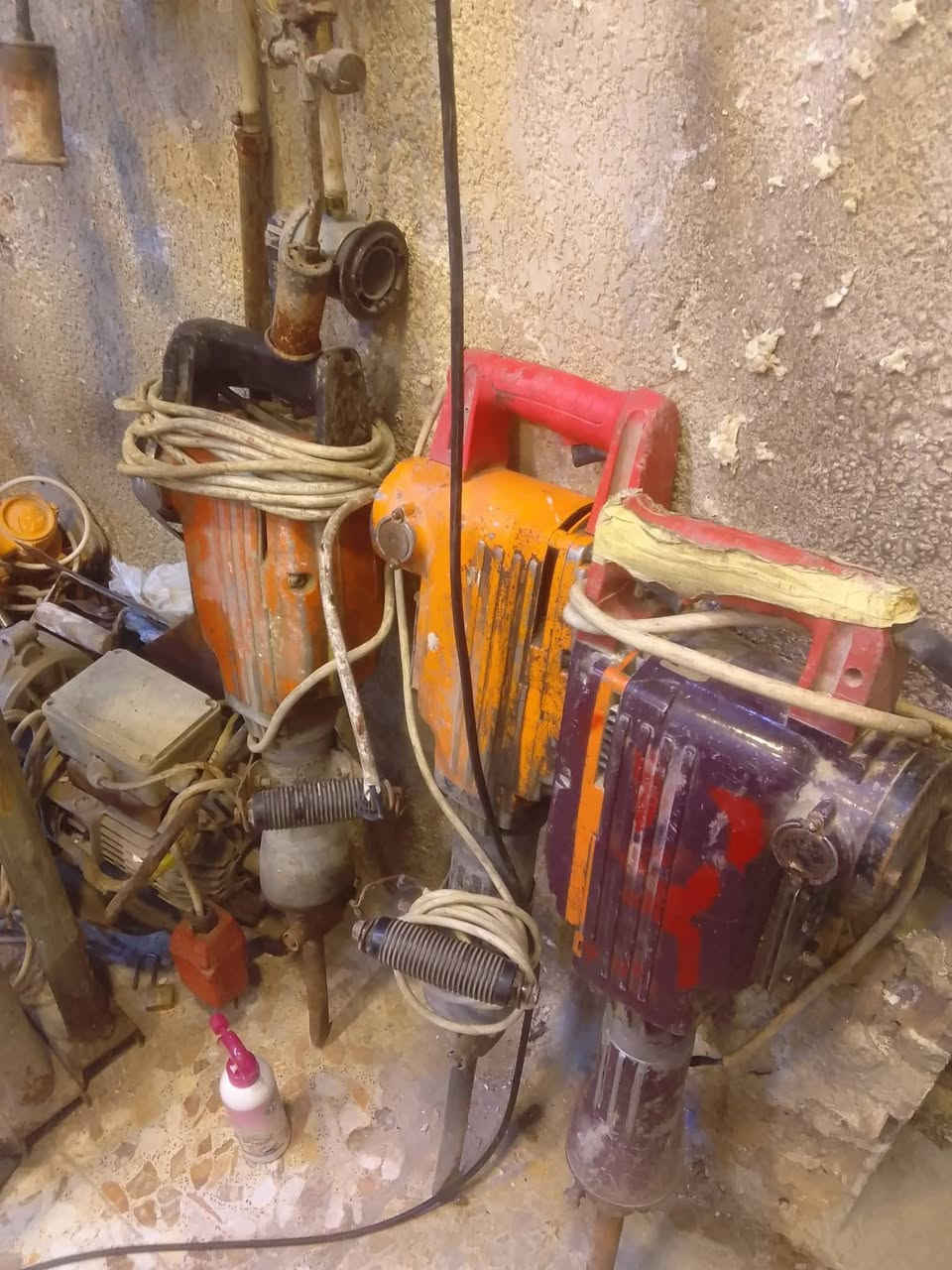 محل لبيع    و تاجير كامل  7 دروج من صغير الي   كبير +دروجه كهرباء+ درابات 10 + 8 مولدات 2500 و3500 5500  سكلات 24 قطعه 60 4 كطع  ونج + عرباين اثنين  كامل  + عرباين 5 +كوسرات 20 قطعه كبير وصغير دريلات تزيف كسير تنقير طيار وصغار كترات  كله جديد غراض كله جديد ومستعملةقليل + مكص شيش جديد لستفسار اتصال عل***********+ درابات دريلات انواع جديد مستعمل قليل
