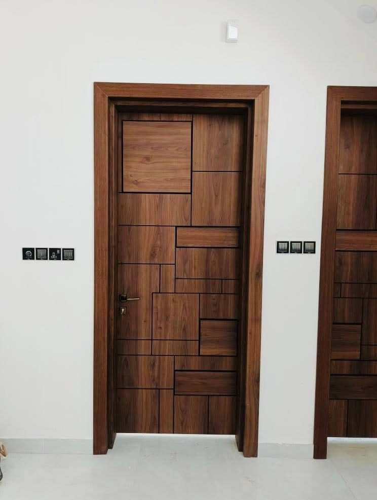 لأصحاب الذوق الرفيع، نقدملكم أرقى موديلات الأبواب بنظام التقطيعات الهندسية (Modern Style). تصميم يجمع بين بساطة الحداثة وفخامة الخشب الطبيعي
• دقة التنفيذ: نقشات CNC احترافية تعطي مظهر ثلاثي الأبعاد وعمق جمالي للمكان.
المواصفات
1-عازل للصوت 
2-ومقاوم للماء والرطوبه 
3-يعمل بنظام الربلات حيث يمنع الاتربه
4-مقاوم للخدوش والصدمات
5- يصلح للصحيات والحمامات 

الضمان على الابواب لمده ٥ سنوات  
…………………………………………….
للتواصل 
………………..📞
***********
***********
